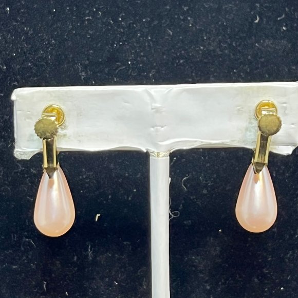 Vintage Gold Tone Faux Pink Pearl Screw Hinged Clip On Earrings (3518) - Picture 6 of 9